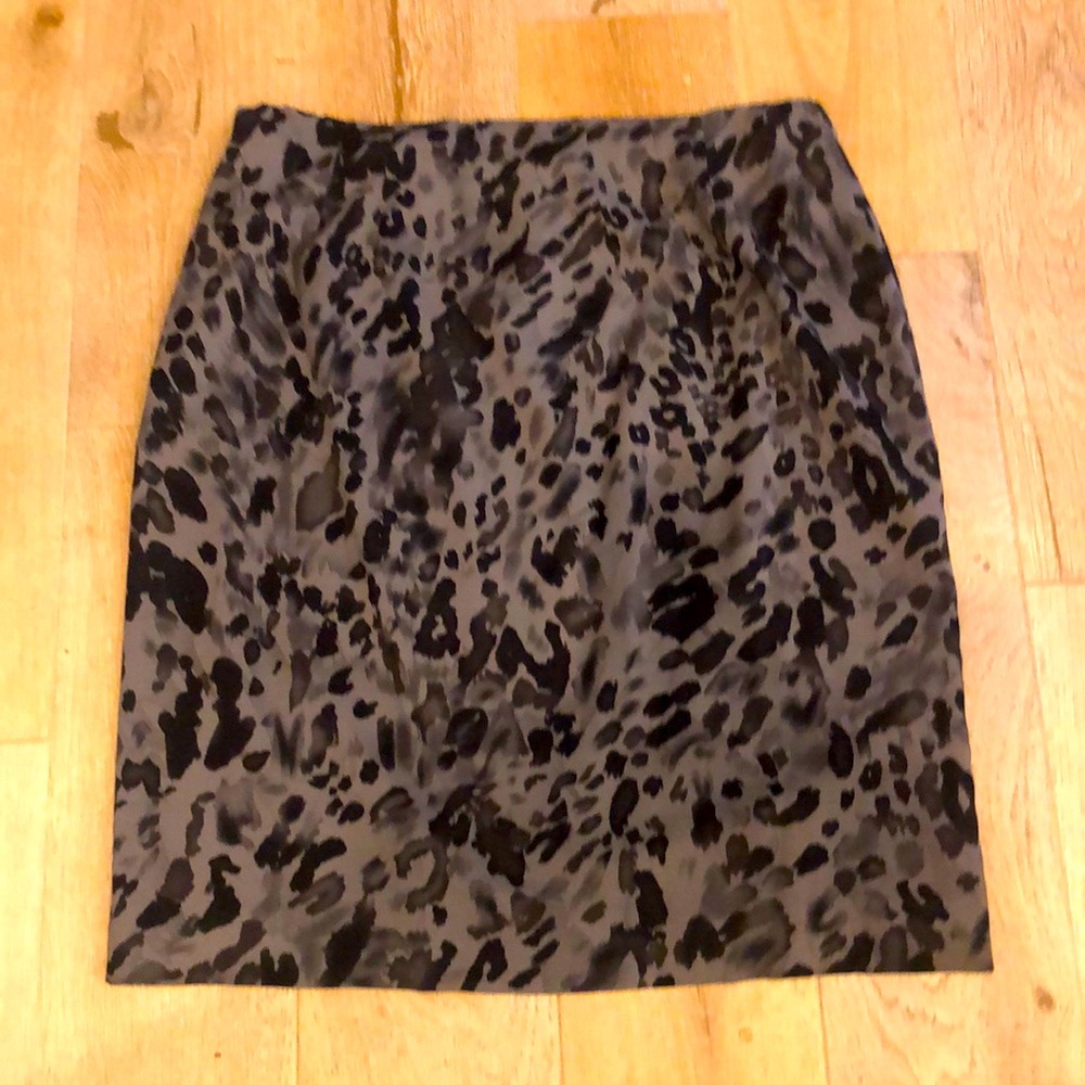 Ann Taylor silk animal print skirt, size 8. Gray and black print. In EUC!❤️